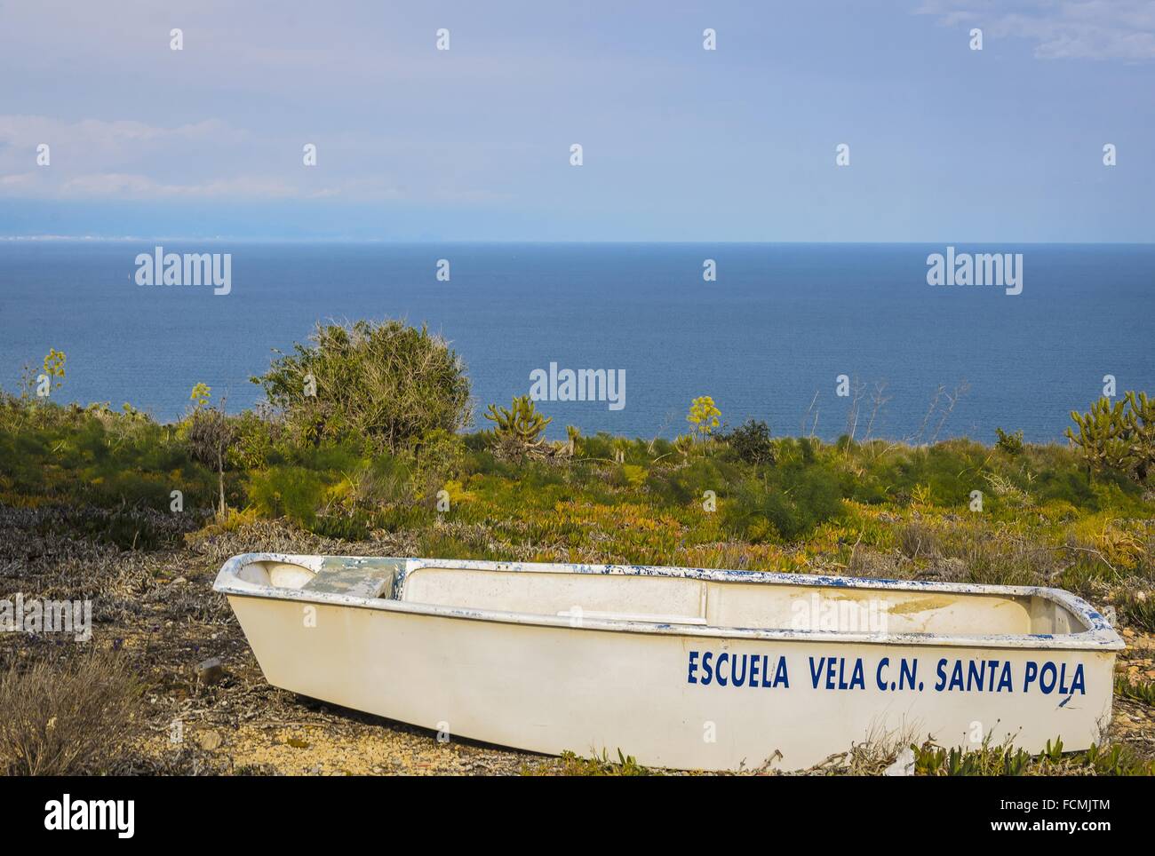 Vue d'un bateau blanc fermé à Santa Pola, Alicante ville, province de l'Espagne. Banque D'Images