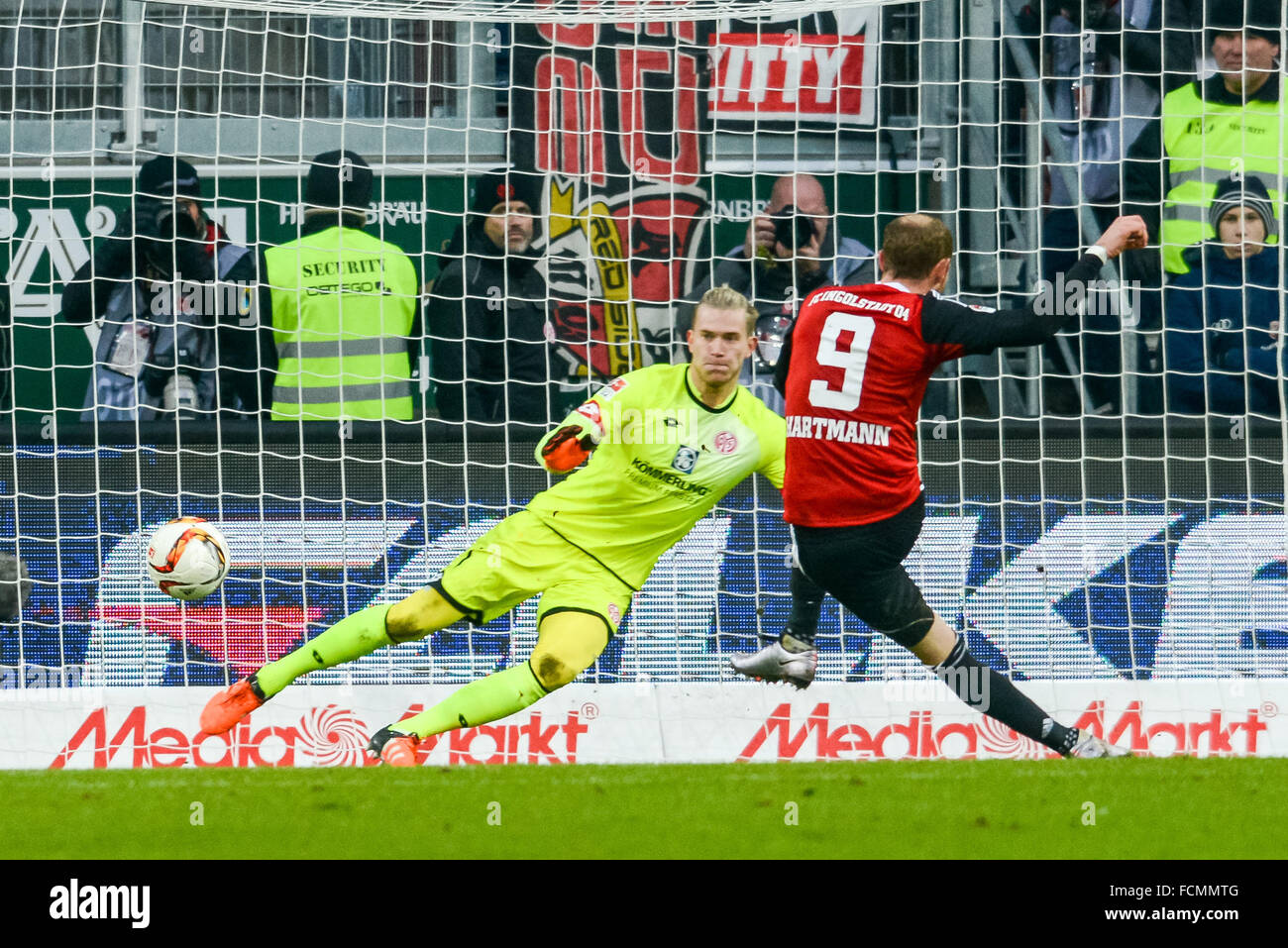 Le Moritz Hartmann (r) convertit une pénalité contre Loris Karius avait à rendre 1:0 au cours de la Bundesliga match de foot entre FC Ingolstadt et FSV Mainz 05, au Sportpark Audi à Ingolstadt, Allemagne, le 23 janvier 2016. PHOTO : ARMIN WEIGEL/DPA (EMBARGO SUR LES CONDITIONS - ATTENTION : En raison de la lignes directrices d'accréditation, le LDF n'autorise la publication et l'utilisation de jusqu'à 15 photos par correspondance sur internet et dans les médias en ligne pendant le match.) Banque D'Images