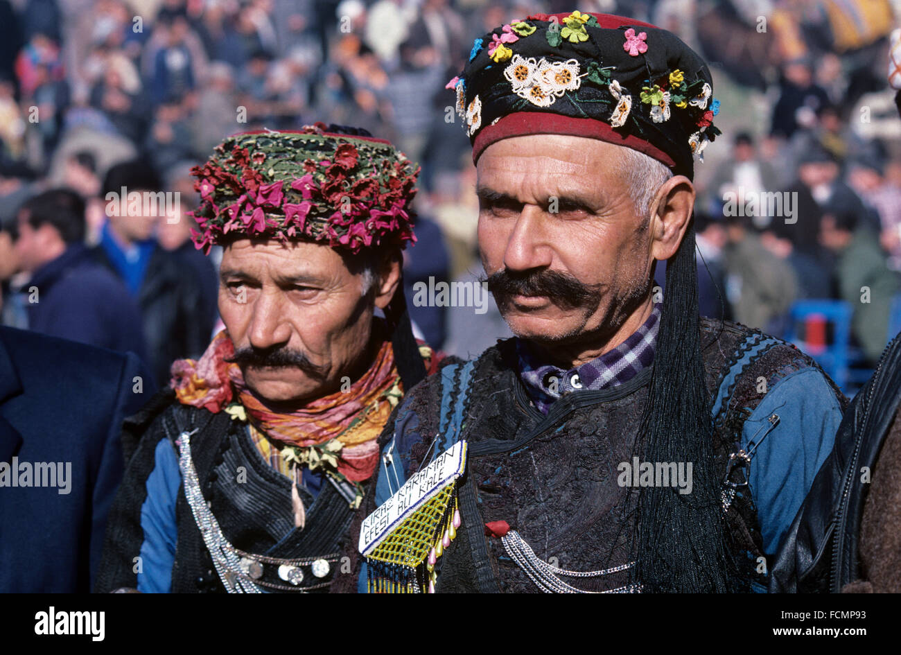 Deux hommes portant des moustaches et Turc turc traditionnel, robe ou costume militaire traditionnelle égéenne, connu sous le nom de SC et à l'usure de la tête du championnat annuel de Camel, Ephèse, Turquie Banque D'Images
