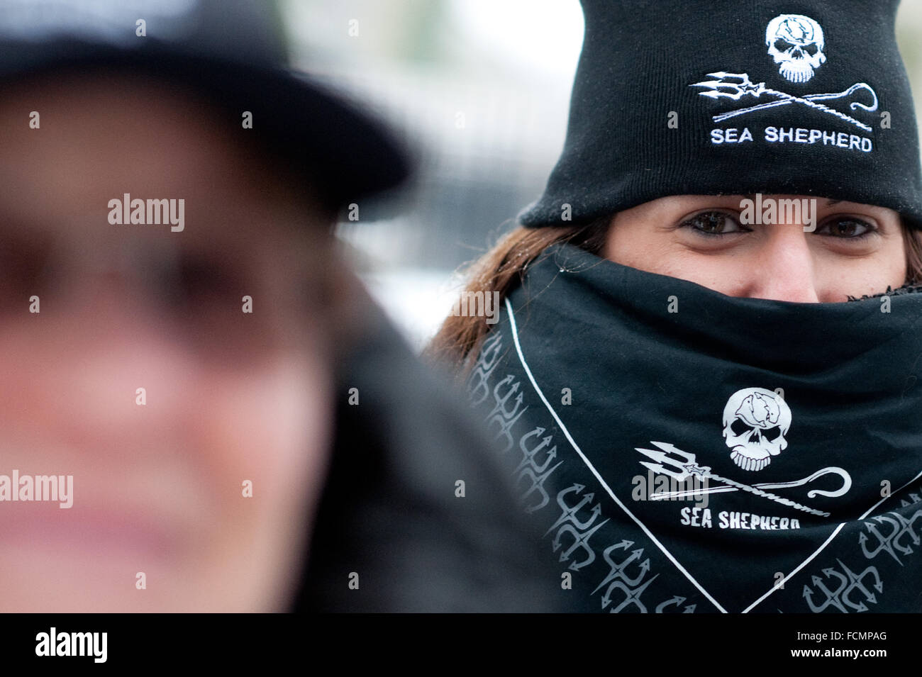 Berlin, Allemagne. 23 Jan, 2016. Un manifestant portant un foulard et un  chapeau avec le logo de l'organisation de conservation marine "bergers" en  attente de la protestation pour commencer à l'extérieur de