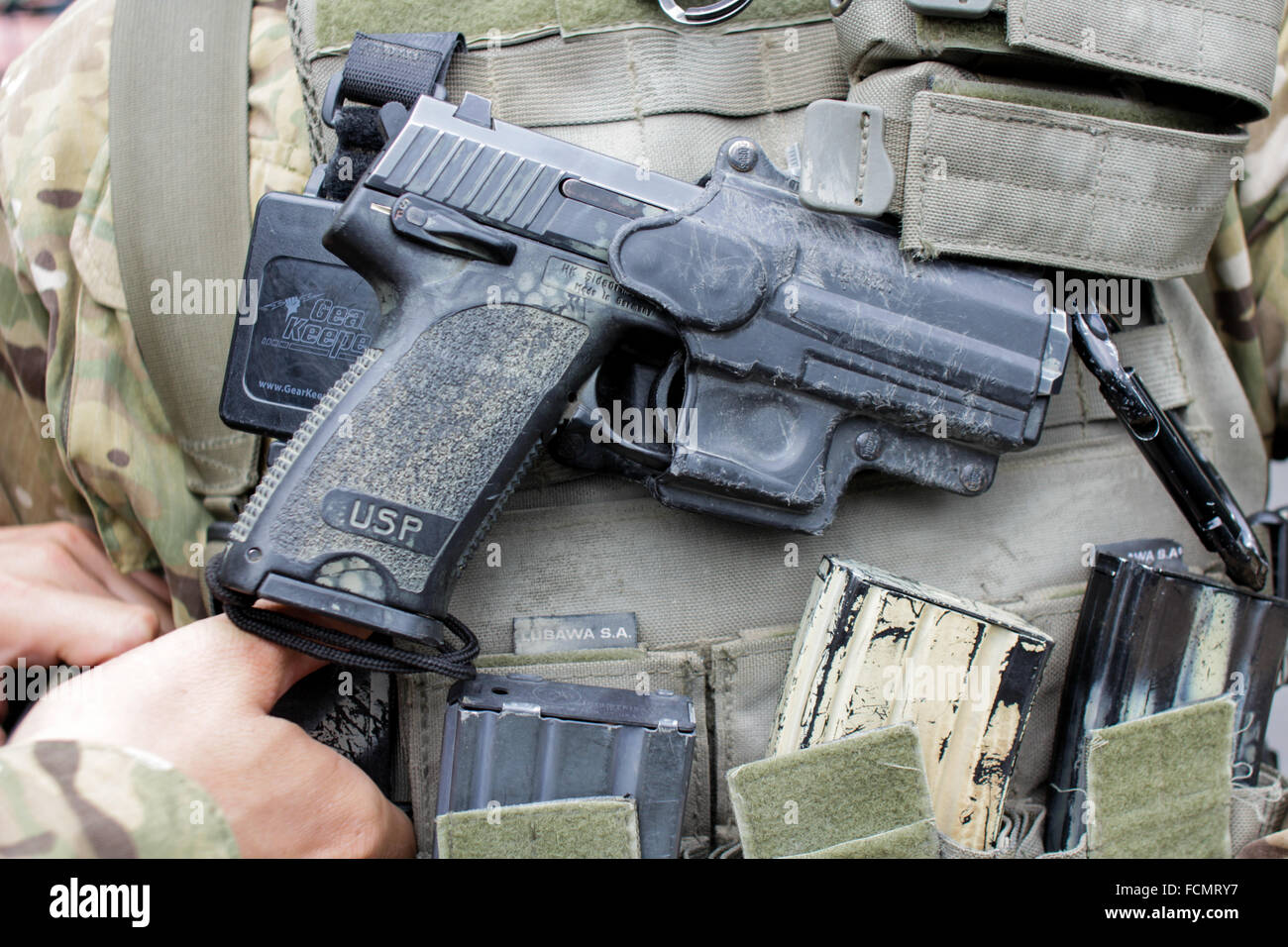 Heckler & Koch USP pistolet semi-automatique dans un étui escamotable Banque D'Images