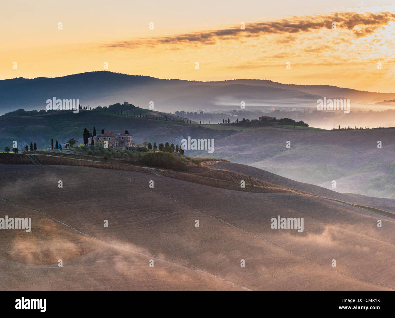 L'image classique du paysage toscan au lever du soleil Banque D'Images