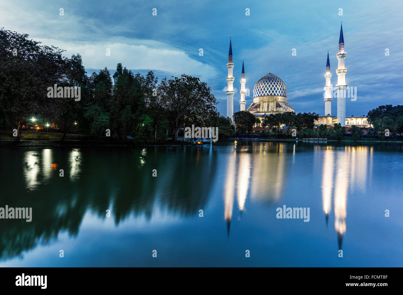 La mosquée bleue de Shah Alam, en Malaisie pendant le crépuscule. Banque D'Images