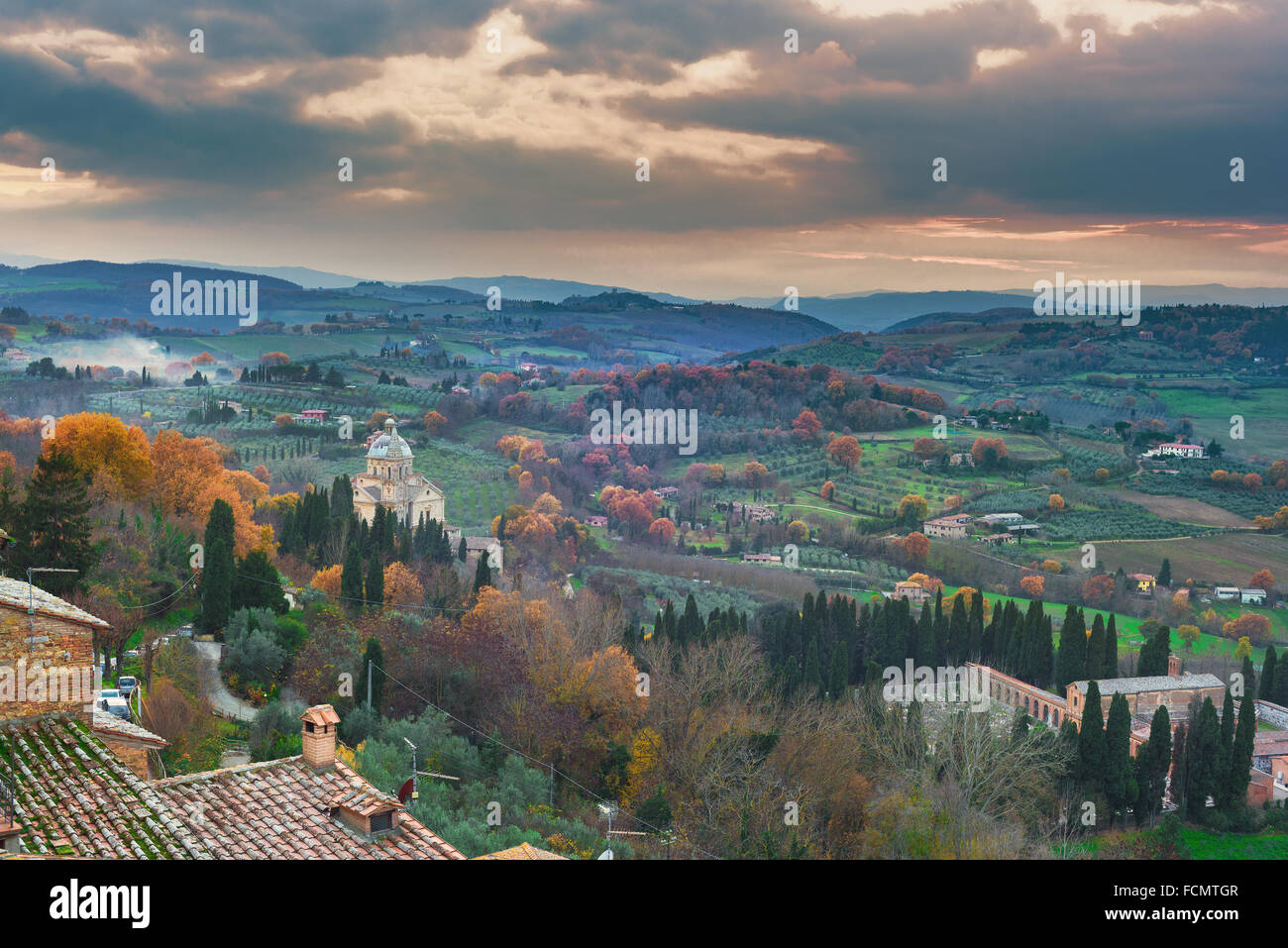 Panorama de la Val di Chiana en Toscane à partir de la petite ville de Montepulciano. Banque D'Images