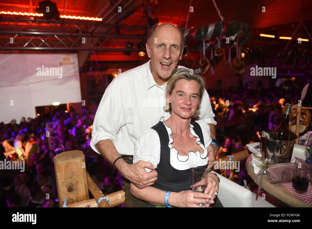 Aller, en Autriche. 22 janvier, 2016. Hans Joachim Stuck et son épouse Christa-Maria posant coincé à la 25e partie Weisswurst au Stanglwirt hôtel sur, Autriche, 22 janvier 2016. Photo : Felix Hoerhager/dpa/Alamy Live News Banque D'Images