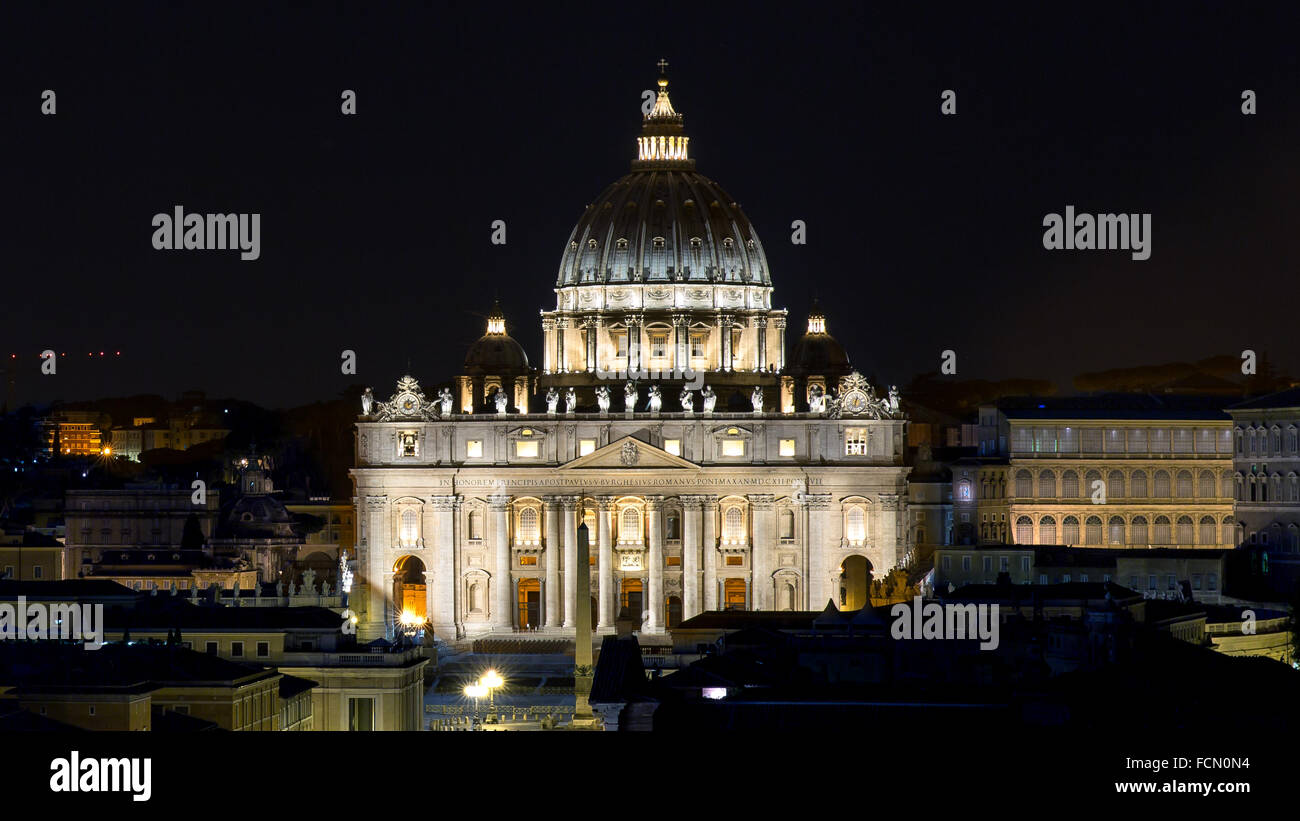 La cité du Vatican et la Basilique de Saint Pierre dans la nuit Banque D'Images