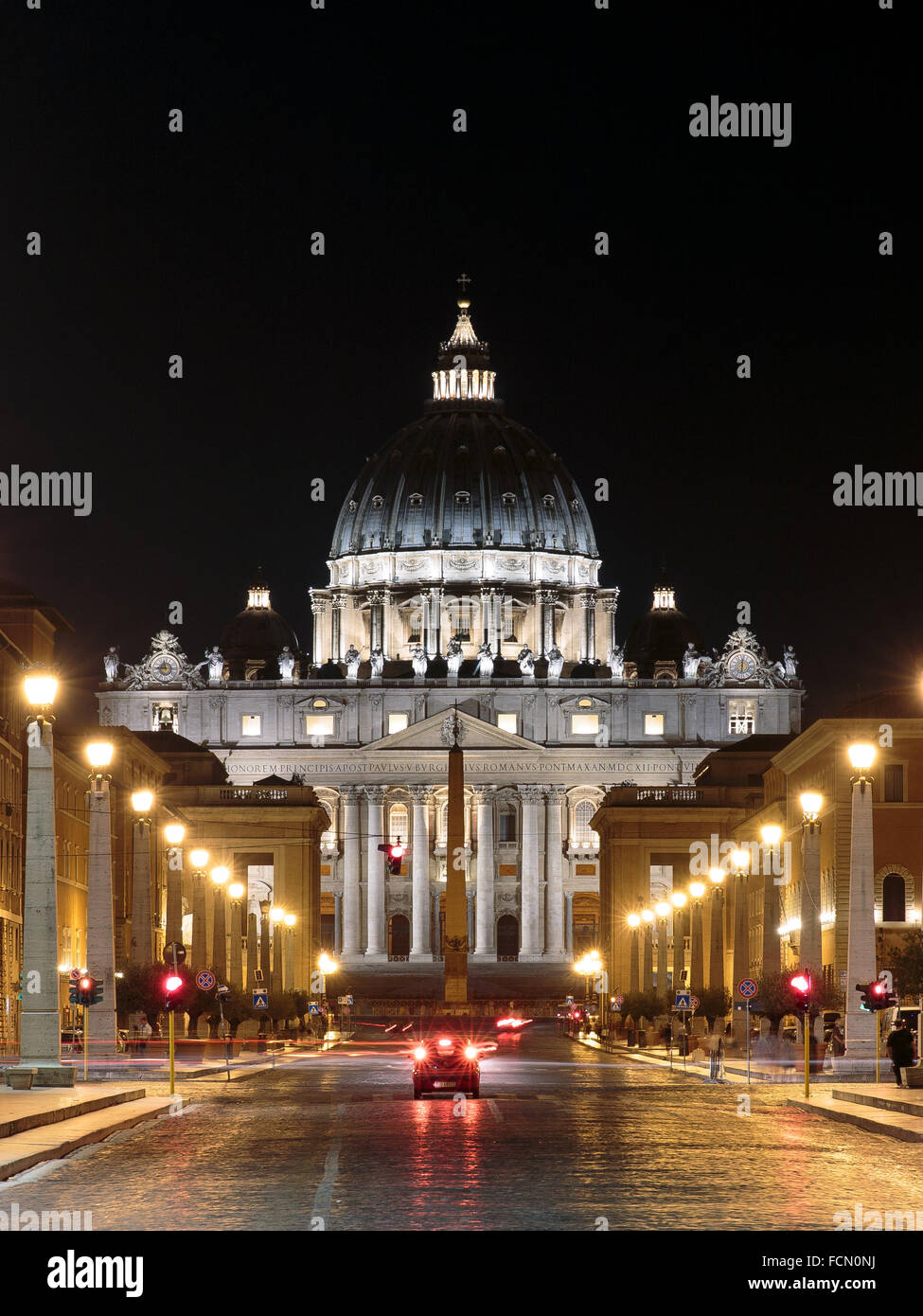 La cité du Vatican et la Basilique de Saint Pierre dans la nuit Banque D'Images