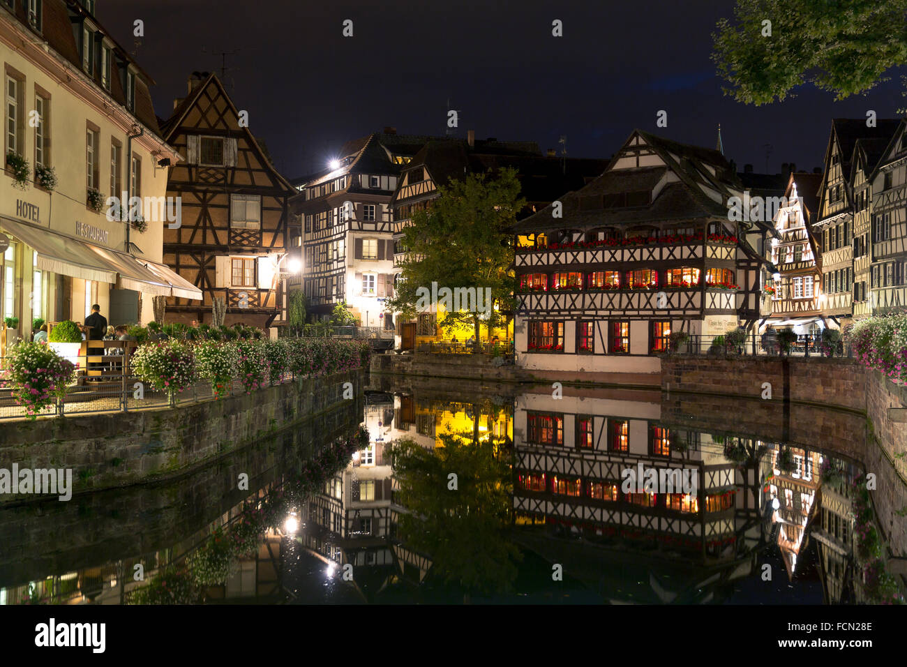 Un quartier connu sous le nom de la Petite France à Strasbourg, France la nuit Banque D'Images