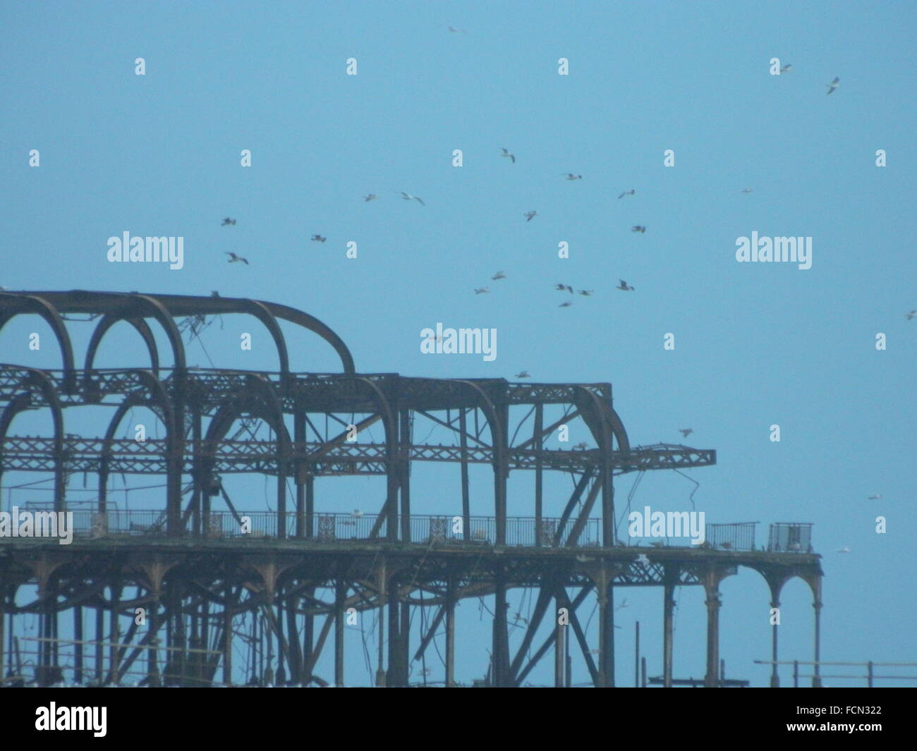 Promenades en soirée sur la plage de Brighton Banque D'Images