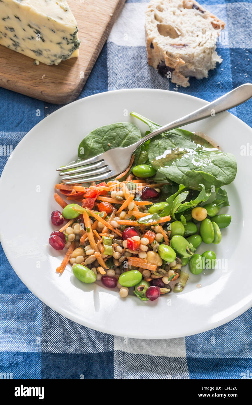 Salade de légumes arc-en-ciel avec du miel et lime Dressing Banque D'Images