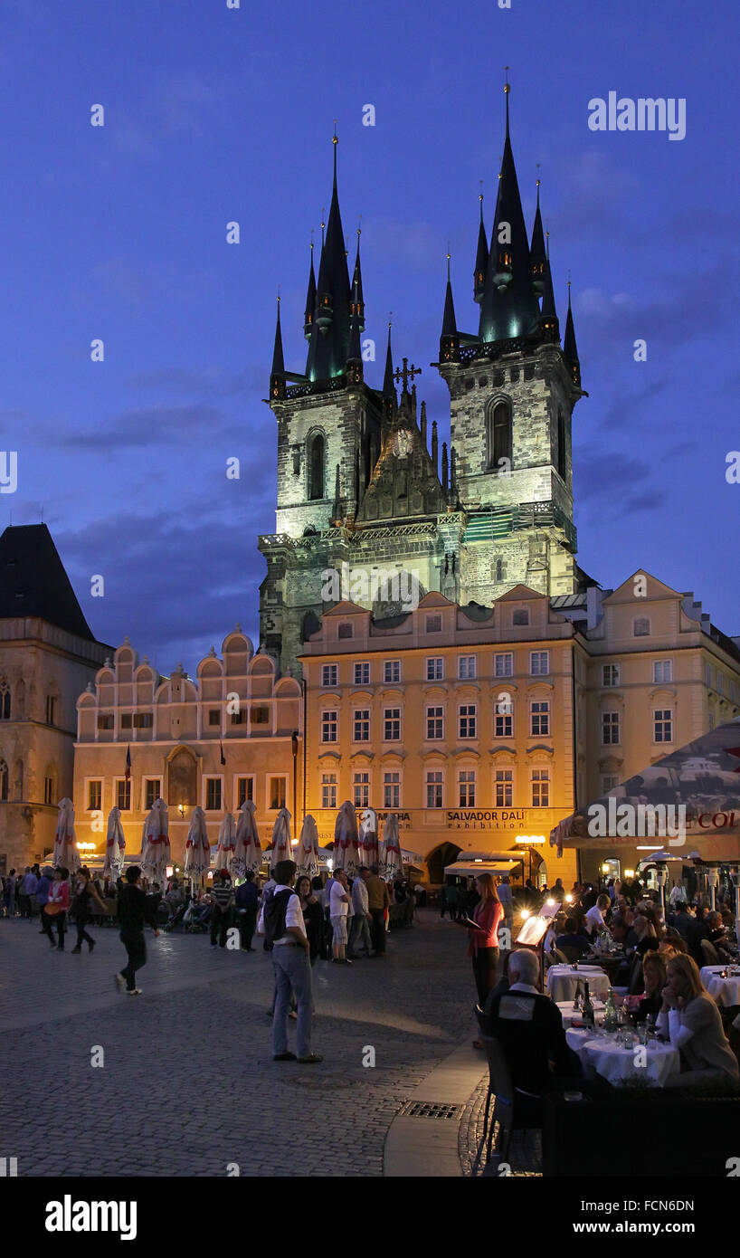Prague. Place de la vieille ville et de l'église de Týn Mère de Dieu dans la nuit. Banque D'Images
