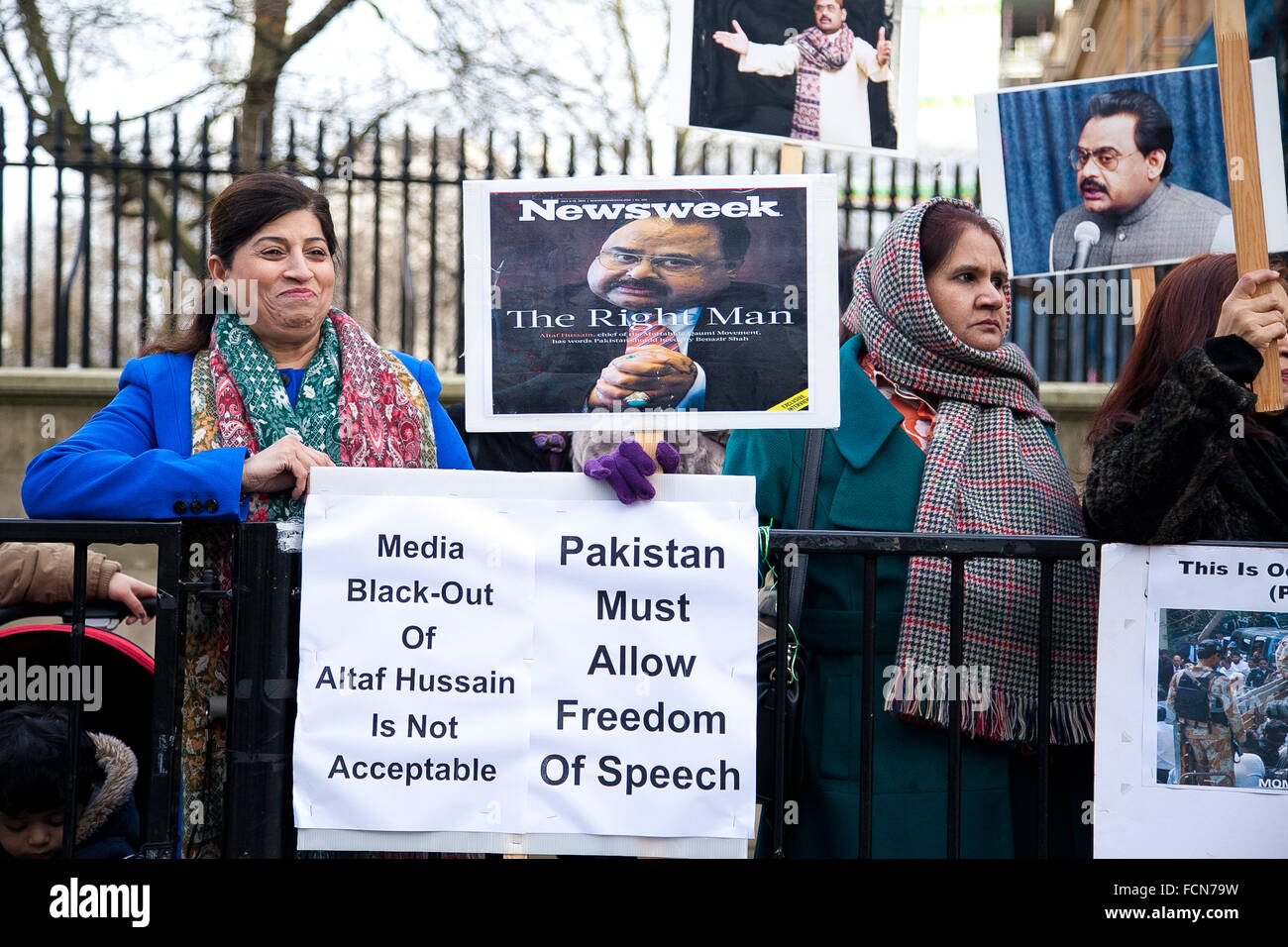 Londres, Royaume-Uni. 23 janvier, 2016. Des dizaines de manifestants pakistanais manifester devant Downing Street à Londres contre l'embargo médiatique au Pakistan d'Altaf Hussain Crédit : Dinendra Haria/Alamy Live News Banque D'Images