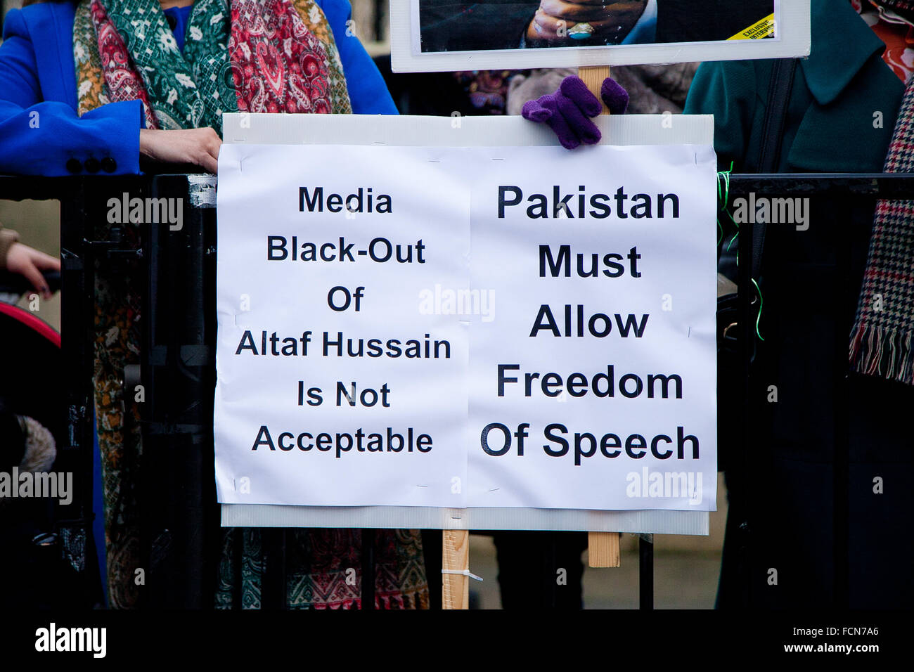 Londres, Royaume-Uni. 23 janvier, 2016. Des dizaines de manifestants pakistanais manifester devant Downing Street à Londres contre l'embargo médiatique au Pakistan d'Altaf Hussain Crédit : Dinendra Haria/Alamy Live News Banque D'Images