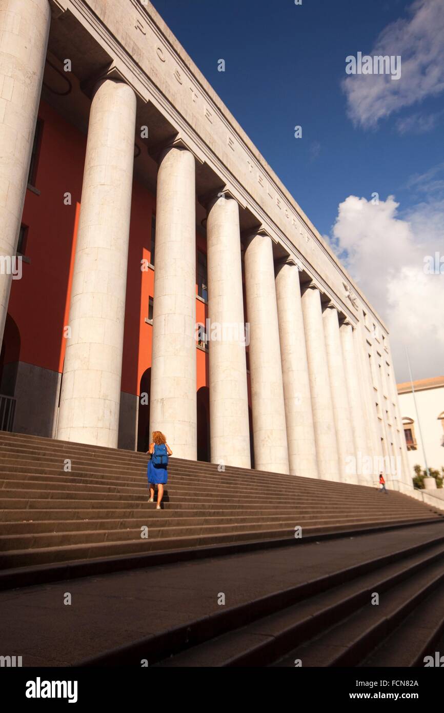 Femme A L Escalier De La Poste Et Le Telegraphe Immeuble En Centre Ville Palerme Sicly Italie Europe Photo Stock Alamy