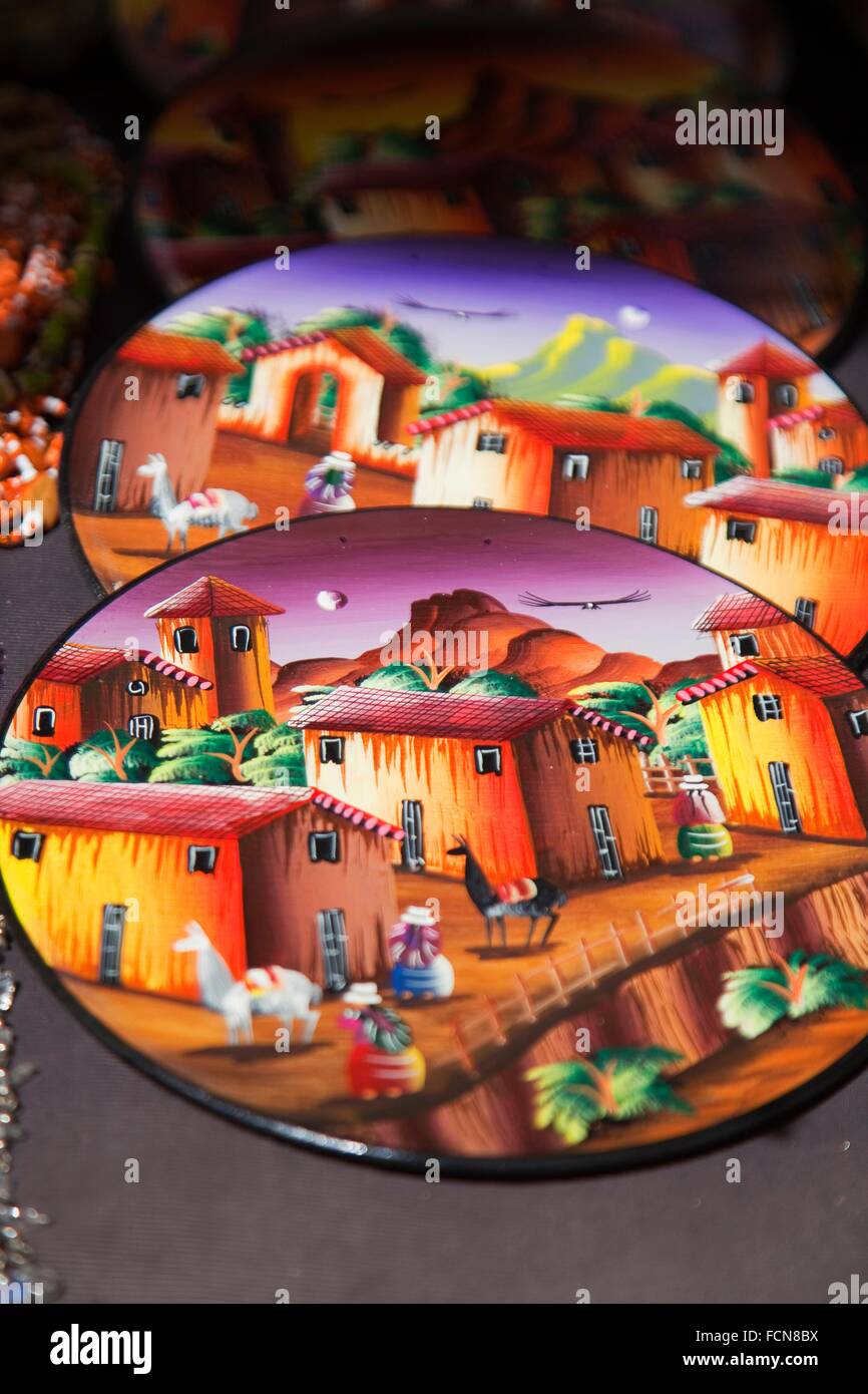 L'art et l'artisanat coloré en vente sur la place du marché, Pisaq, Valle Sagrado, Cuzco, Pérou, Amérique du Sud. Banque D'Images