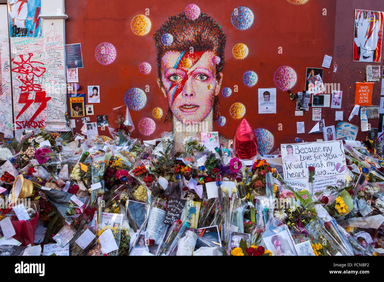 Londres, Royaume-Uni - 20 janvier 2016 : un morceau de graffiti de David Bowie Ziggy Stardust comme à Brixton, Londres le 20 janvier 2016. S Banque D'Images