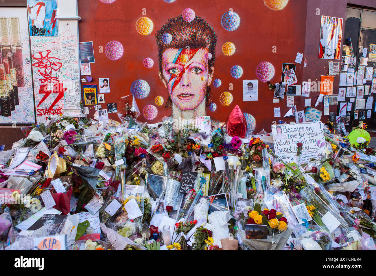 Londres, Royaume-Uni - 20 janvier 2016 : un morceau de graffiti de David Bowie Ziggy Stardust comme à Brixton, Londres le 20 janvier 2016. S Banque D'Images