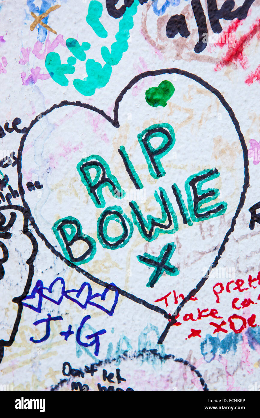 Londres, Royaume-Uni - 21 janvier 2016 : Un message d'un fan écrit à la David Bowie fresque à Brixton, dans le sud de Londres, le 20 janvier Banque D'Images
