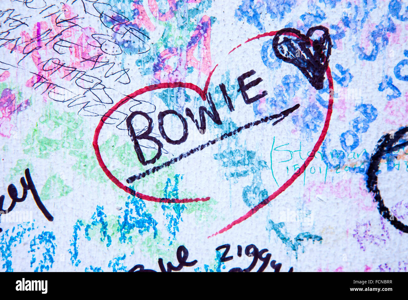 Londres, Royaume-Uni - 21 janvier 2016 : Un messagefrom un ventilateur à la murale de David Bowie à Brixton, dans le sud de Londres, le 20 janvier 2016. Banque D'Images