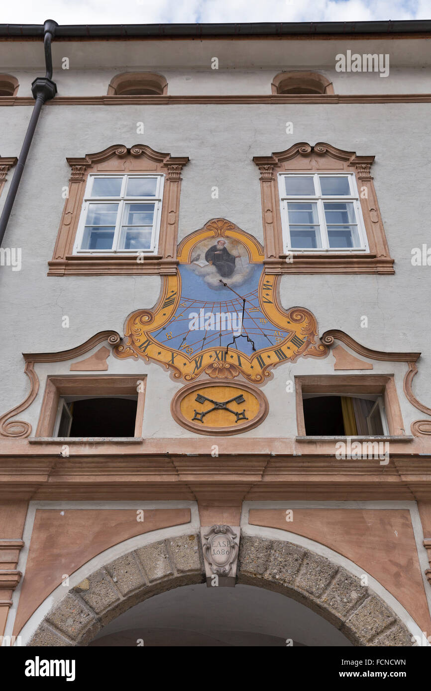 Cadran solaire vertical sur le mur à la place de Saint Pierre à Salzbourg, Autriche Banque D'Images
