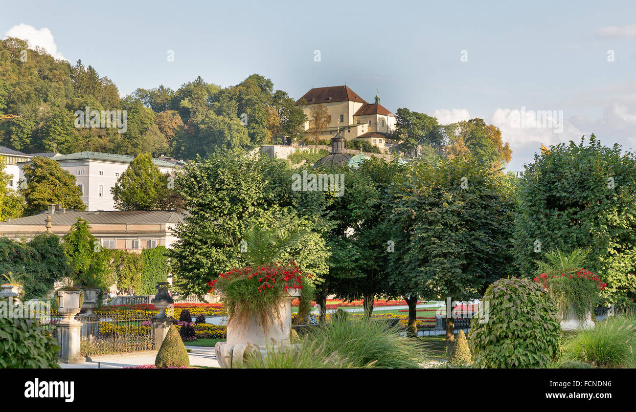 Vue urbaine avec monde célèbres jardins de Mirabell au coeur de la vieille ville de Salzbourg, Autriche Banque D'Images