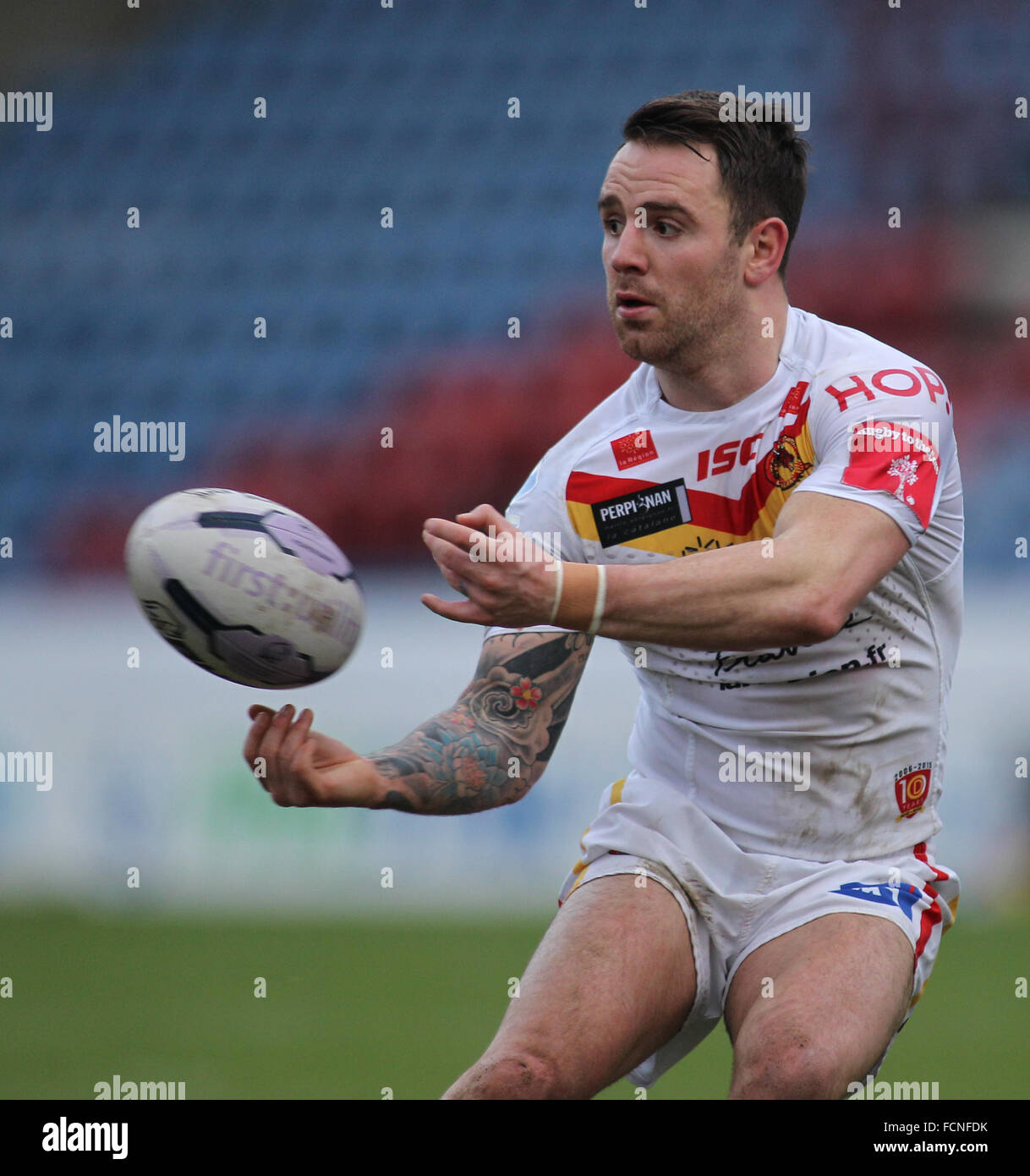 John Smith's Stadium, Huddersfield, UK 23 janvier 2016. Huddersfield Giants v Dragons Catalans Super League Saison 2016 Pré- Friendly. Richie Myler de Dragons Catalans passe le ballon. Crédit : Stephen Gaunt/Touchlinepics.com/Alamy Live News Banque D'Images