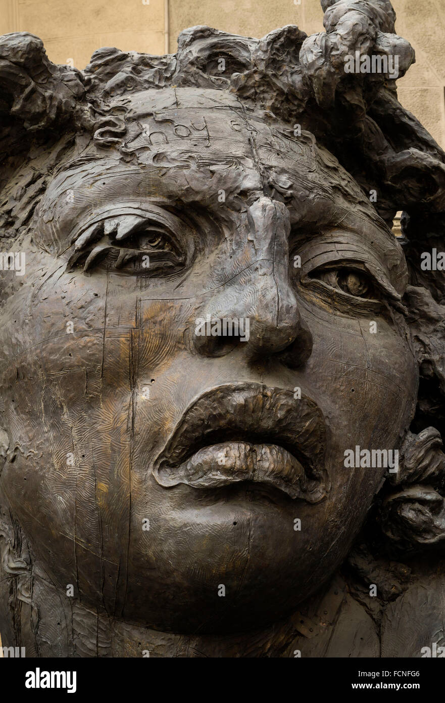 Street art bronze - sculpture femme. Banque D'Images