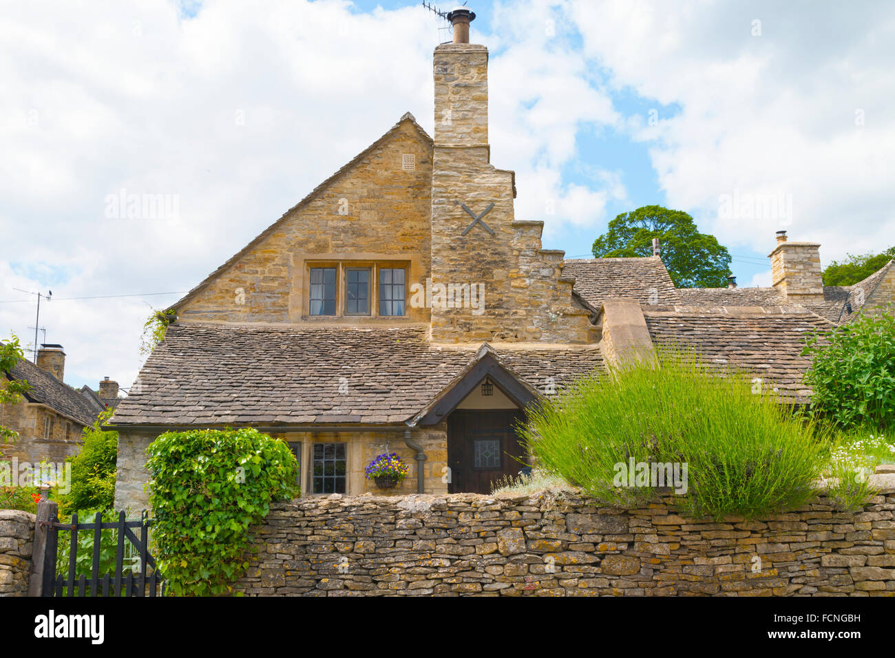 Le village anglais rural traditionnel avec de vieilles pierres d'or maison de vacances en pierres sèches de Cotswold, toiture en ardoise, la lavande Banque D'Images