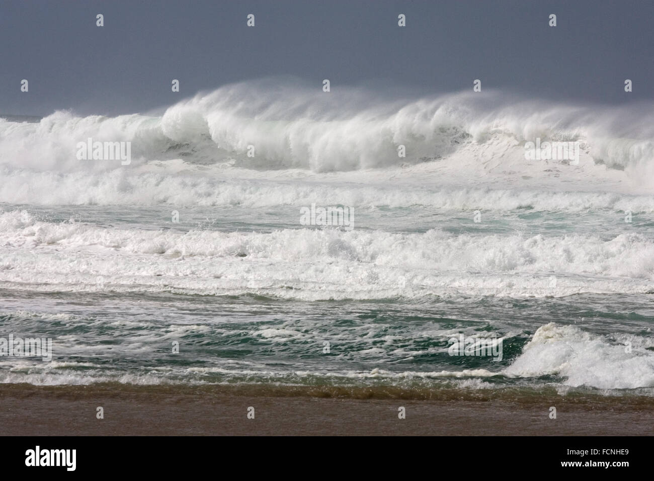 Les vagues de l'Atlantique avec le haut soufflées, spray ou mousse, durant l'été 2008, tempête Porthtowan beach, Cornwall, Banque D'Images