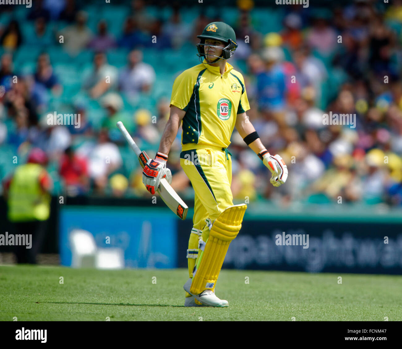 Sydney, Australie. 23 Jan, 2016. Le capitaine australien # 49 Steve Smith regarde le tableau de bord après avoir été capturés par # 45 Rohit Sharma (IND) au Sydney Cricket Ground pour un jour international entre l'Australie et l'Inde au Sydney Cricket Ground à Sydney. © Plus Sport Action/Alamy Live News Banque D'Images