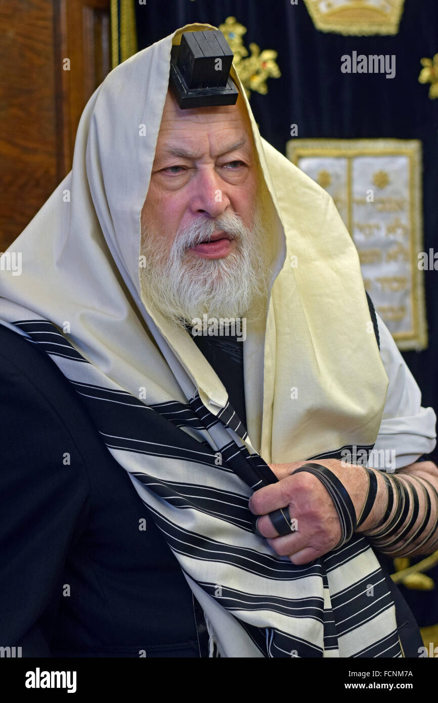Le rabbin Yehuda Krinsky Loubavitch éminents au matin services dans Crown Heights, Brooklyn, New York Banque D'Images