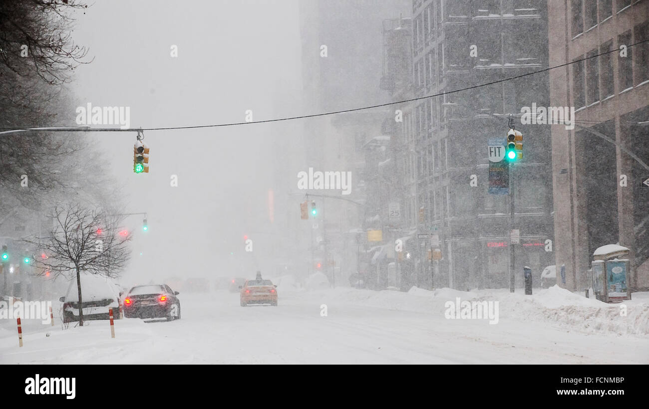 New York, USA. 23 Jan, 2016. Le trafic, ou le manque de, sur la 8e Avenue à Chelsea à New York durant la tempête Jonas le Samedi, Janvier 23, 2016. Crédit : Richard Levine/Alamy Live News Banque D'Images