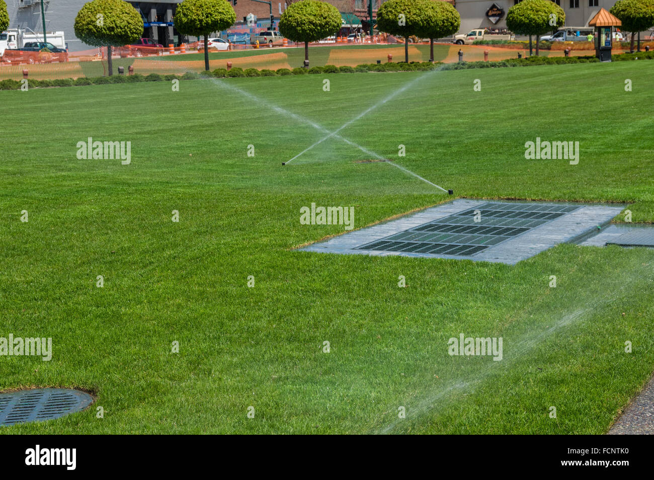 Arrosage automatique L'arrosage de la pelouse principale au coeur d'Alene Resort. Coeur d'Alene, Idaho, USA Banque D'Images