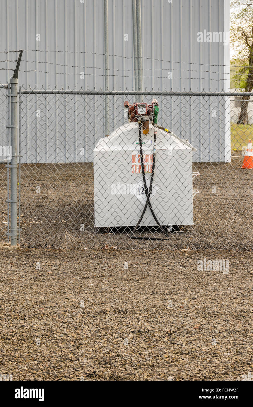 Pompe et réservoir de carburant contenu dans un boîtier de sécurité. Antelop, Oregon, USA Banque D'Images
