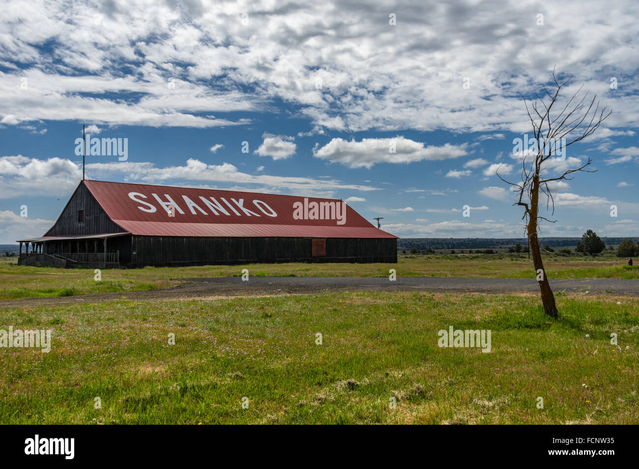 Grange avec toit rouge et le mot Shaniko peint sur le toit près de la ville fantôme de Shaniko dans l'Est de l'Oregon, USA Banque D'Images