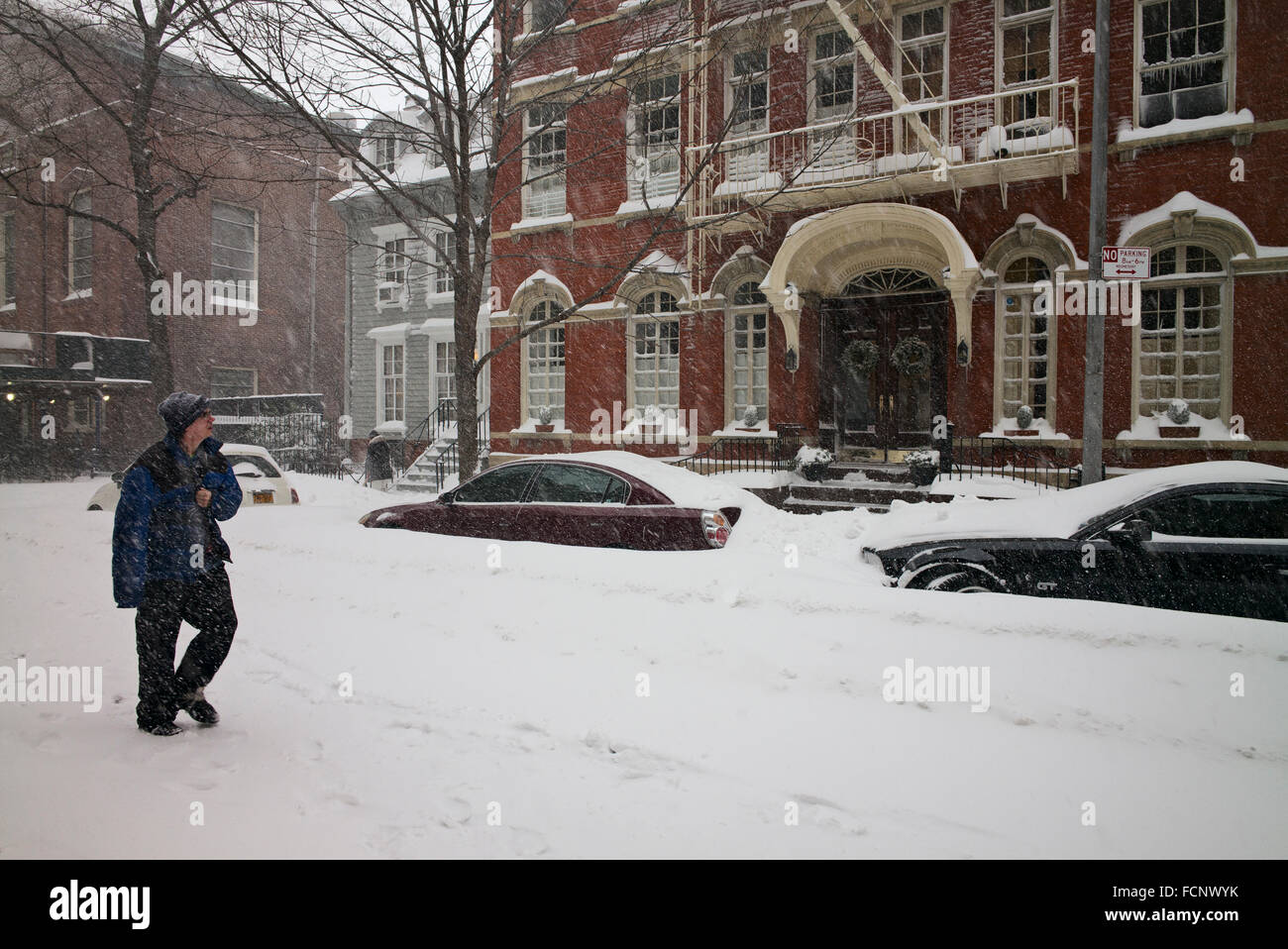 New York, USA. 23 janvier, 2016. Man Walking down Orange Street à Brooklyn Heights street au cours de blizzard. Crédit : Joseph Reid/Alamy Live News Banque D'Images