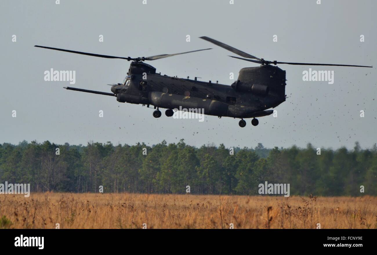 Noir un CH-47 Chinook des forces spéciales attribuées à l'armée américaine terres Nightstalkers dans un champ. Banque D'Images