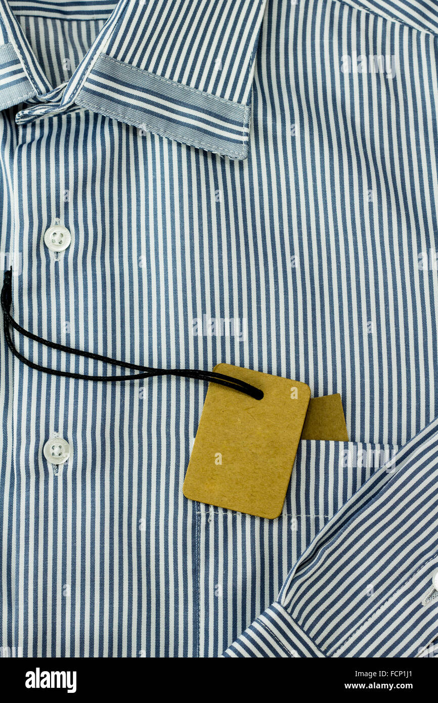 Étiquette marron sur blanc et bleu shirt Banque D'Images
