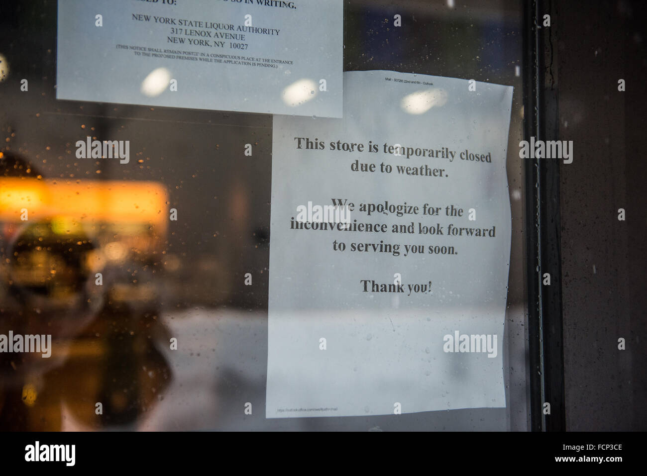New York, USA. 23 Jan, 2016. Inscrivez-vous dans la fenêtre dans un café Starbucks Cafe à Midtown Manhattan fermée en raison de mauvaises conditions météorologiques dans la ville de New York pendant la tempête de blizzard Jonas. 23 janvier, 2016. Credit : Brigette Supernova / l'accent Photos/Alamy Live News Banque D'Images