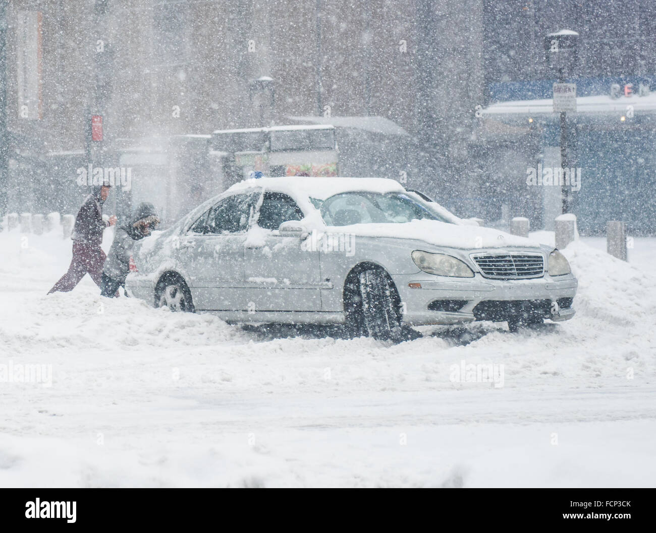 New York, USA. 23 Jan, 2016. Voiture coincé dans la neige à Midtown Manhattan, New York City pendant la tempête de blizzard Jonas. 23 janvier, 2016. Credit : Brigette Supernova / l'accent Photos/Alamy Live News Banque D'Images