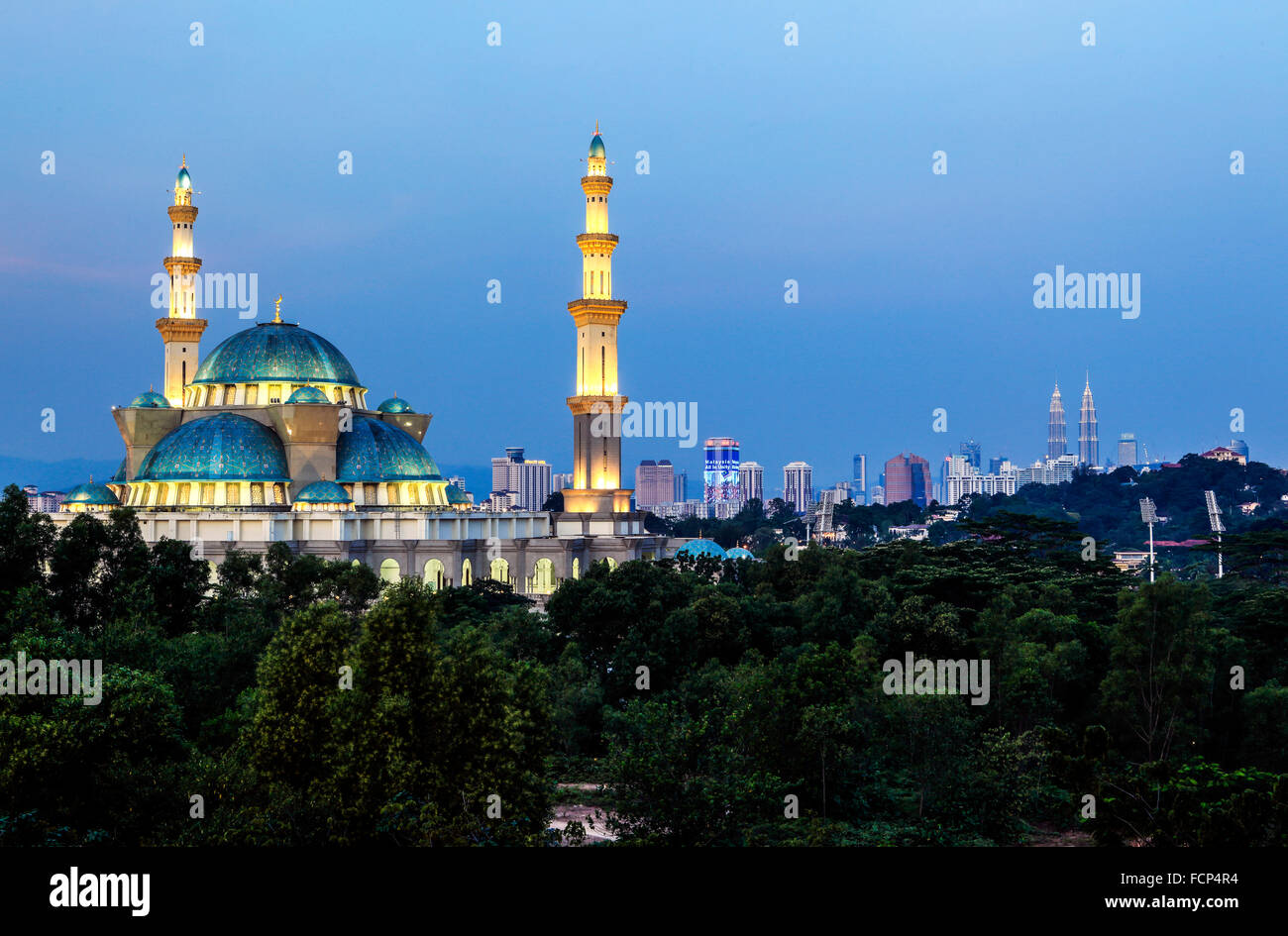 Le Wilayah mosquée de Kuala Lumpur, en Malaisie, au crépuscule. Banque D'Images