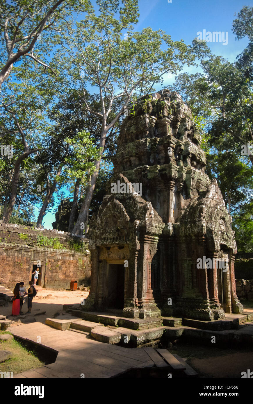 Petit temple à l'intérieur de Ta Prohm complexe dans Siem Reap, Cambodge. Banque D'Images