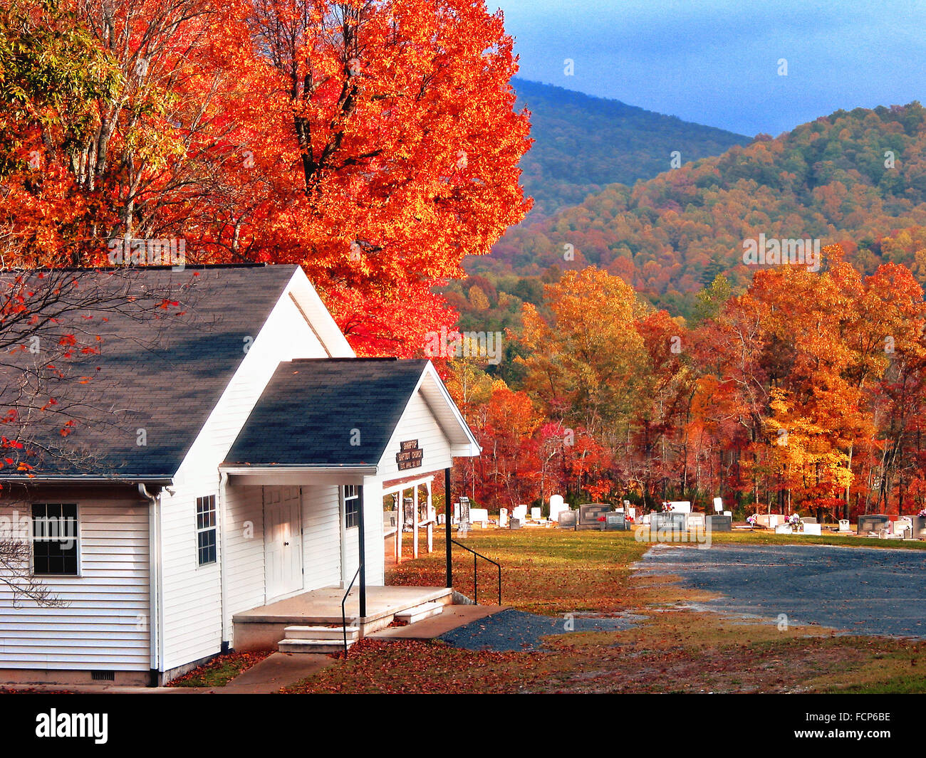 Une vieille église de campagne dans les Blue Ridge Mountains de la Géorgie du Nord, USA. Banque D'Images