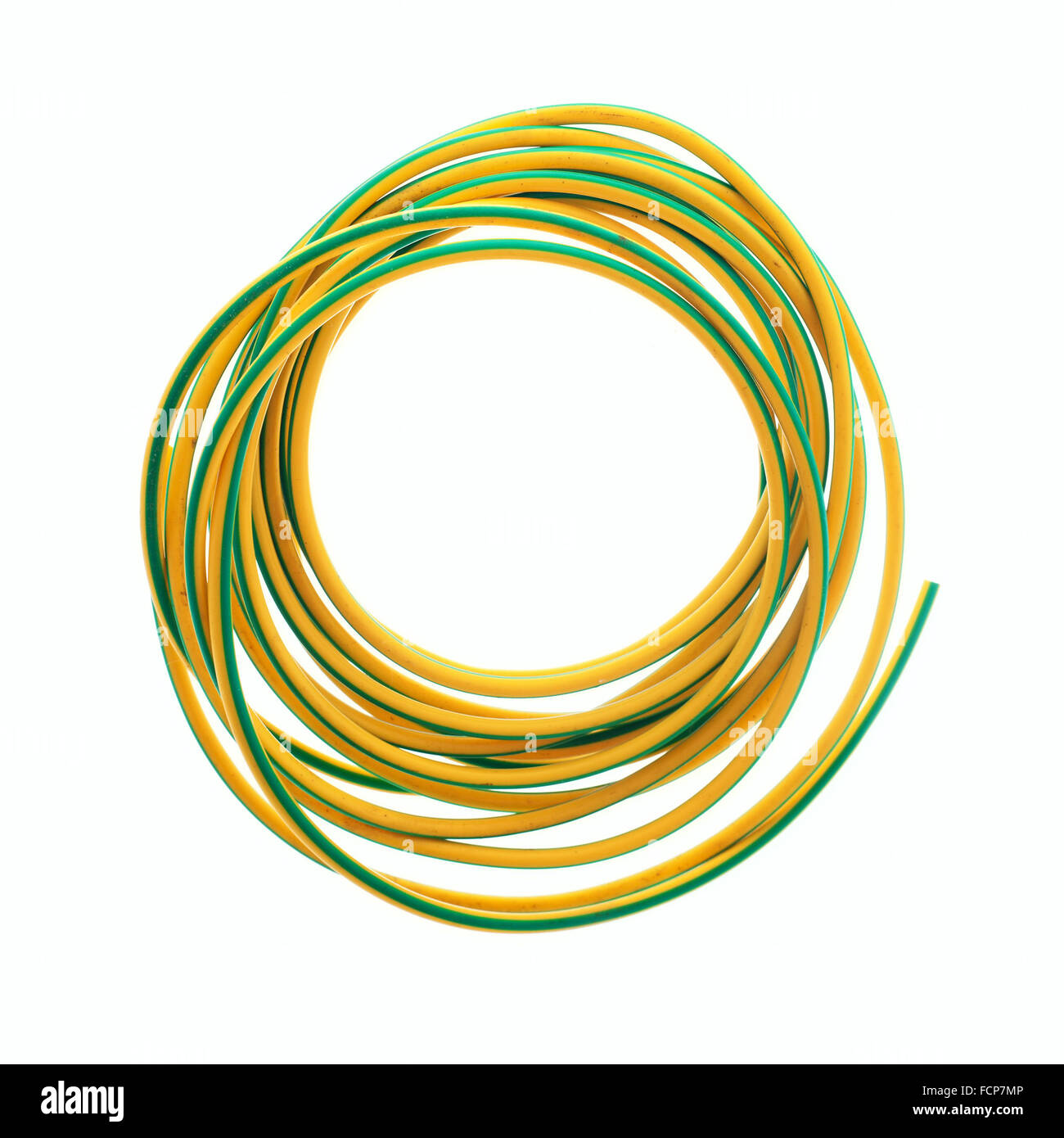 Fil de terre vert et jaune sur fond blanc de manchonnage Banque D'Images
