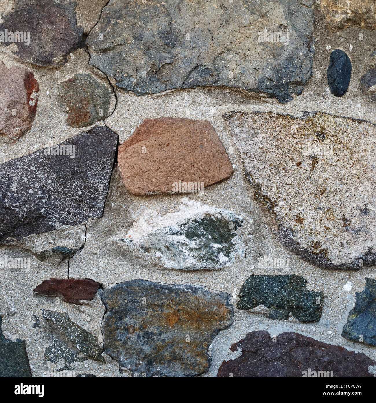 Retro mur de pierre de grandes pierres brutes. La texture du mur de pierre. Banque D'Images