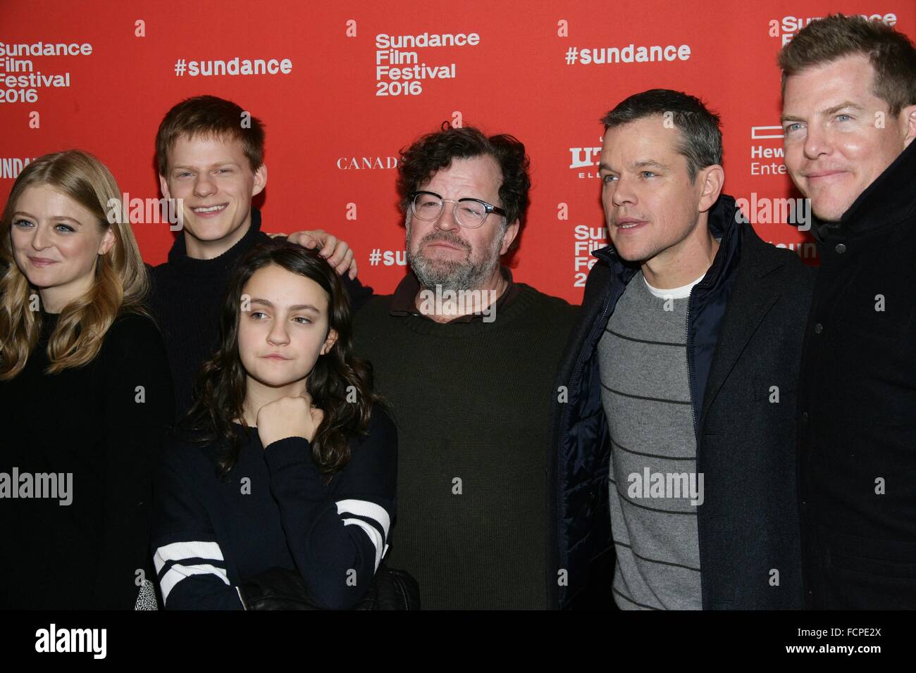 Park City, Utah, USA. 23 Jan, 2016. Anna Baryshnikov, Lucas Hedges, Nellie Lonergan, Kenneth Lonergan, Matt Damon, Kevin J. Walsh à Manchester pour des arrivées par la mer en première mondiale au Festival du Film de Sundance 2016, le Eccles Centre for the Performing Arts, Park City, UT, 23 janvier 2016. Credit : James Atoa/Everett Collection/Alamy Live News Banque D'Images