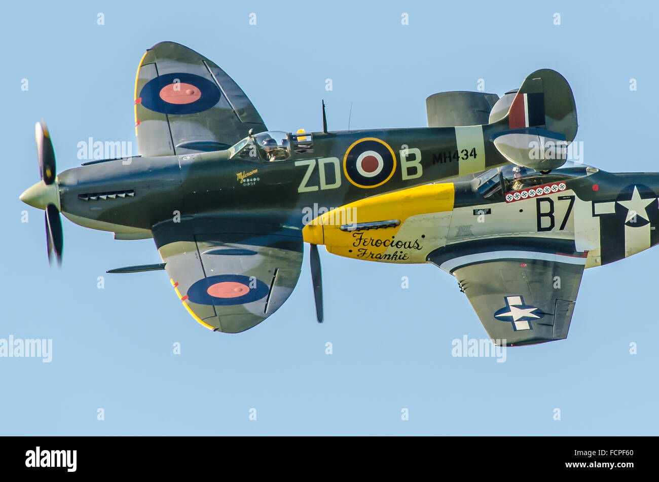 L'ancien Flying Machine Company P-51 Mustang et Spitfire à l'affichage 2015 Goodwood Revival Banque D'Images
