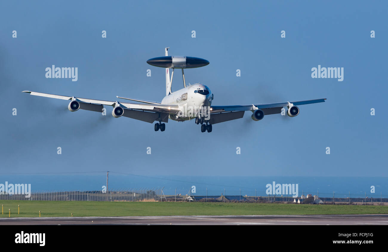 Sentry E-3A de l'OTAN dans le circuit à l'aéroport de Newquay ST Mawgan/RAF pendant environ deux heures le 20/1/2016 Banque D'Images