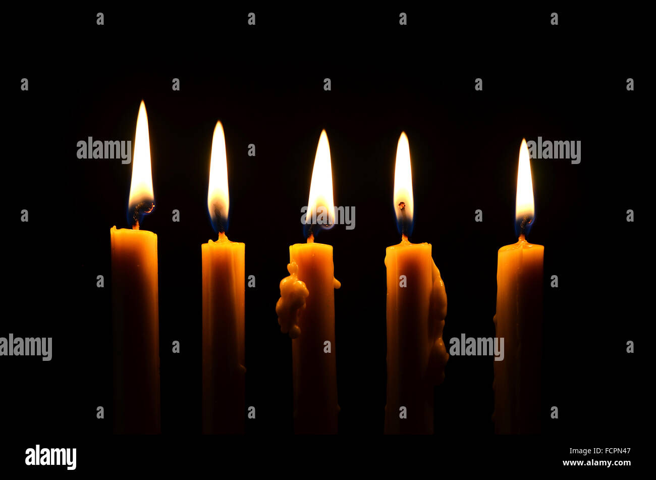 La lumière des bougies dans le fond sombre Banque D'Images