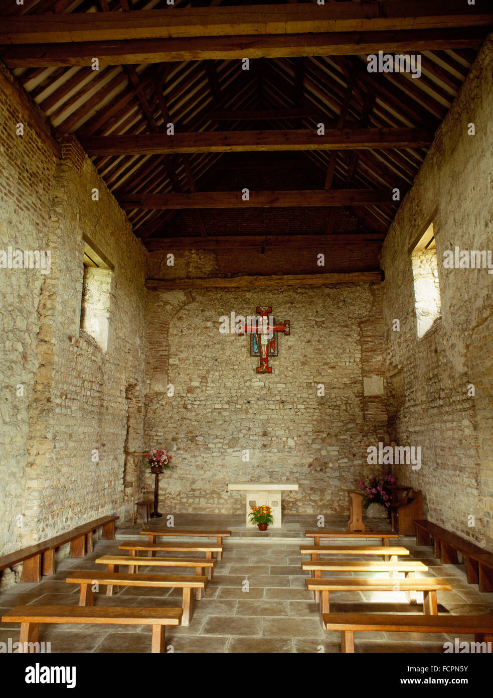 Intérieur de la nef de St Peter's 7ème siècle chapelle, Bradwell-sur-Mer, construit de matériaux réutilisés Roman sur la passerelle de Othona Roman fort. Banque D'Images